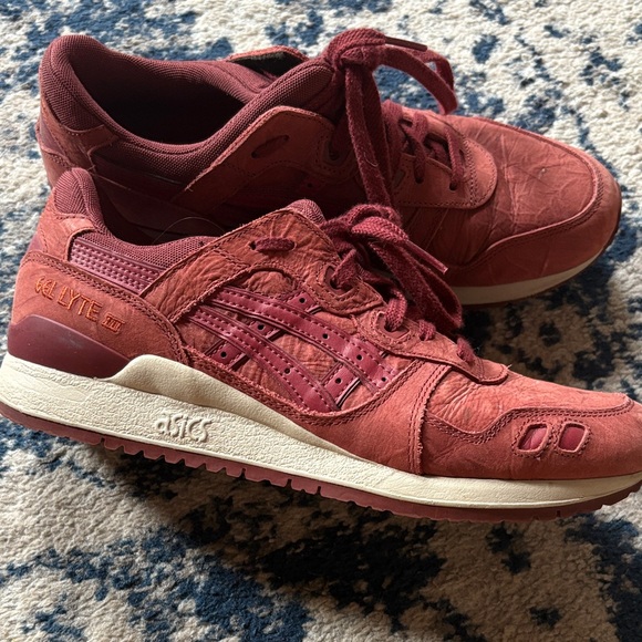 ASICS Women's Gel-Lyte III Burgundy Sneakers - Picture 1 of 4